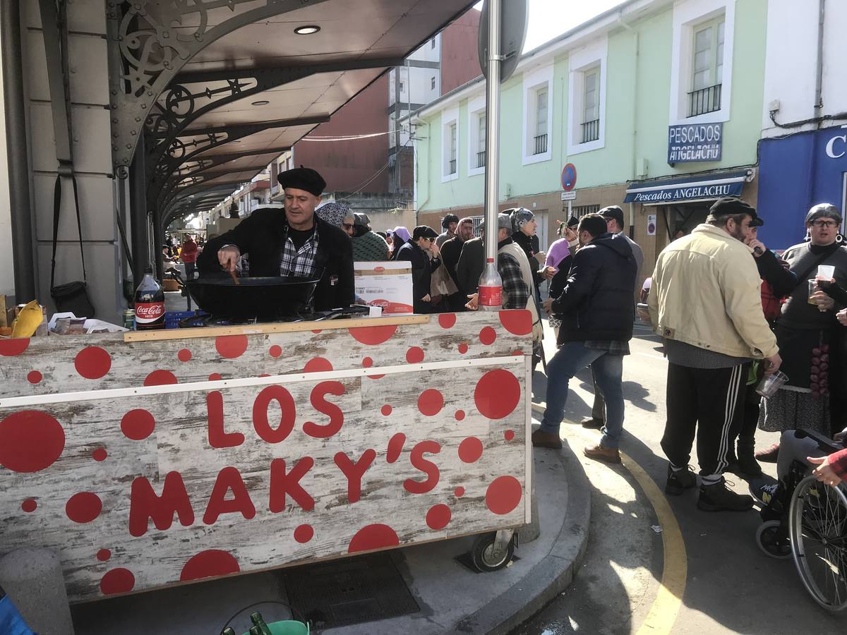 Tras el concurso de murgas, el ‘Día del Niño’, el ‘Día Grande’ y el ‘Juicio en el Fondo del Mar’ este sábado toca vestirse de aldeanos y sacar los carritos a la calle para celebrar el 'Día del Trasmerano' en Santoña, fiesta que pone el punto y final a los Carnavales de 2018