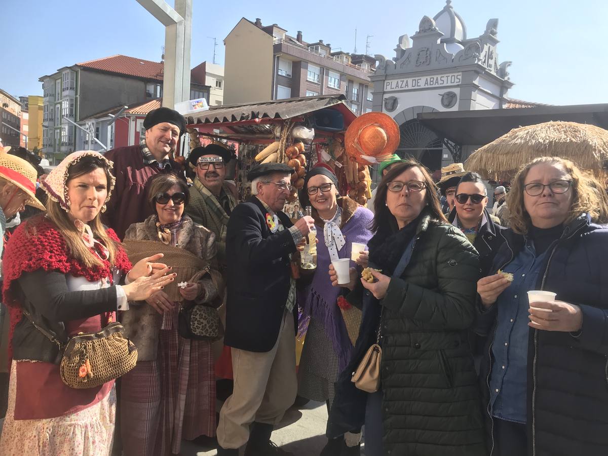 Tras el concurso de murgas, el ‘Día del Niño’, el ‘Día Grande’ y el ‘Juicio en el Fondo del Mar’ este sábado toca vestirse de aldeanos y sacar los carritos a la calle para celebrar el 'Día del Trasmerano' en Santoña, fiesta que pone el punto y final a los Carnavales de 2018