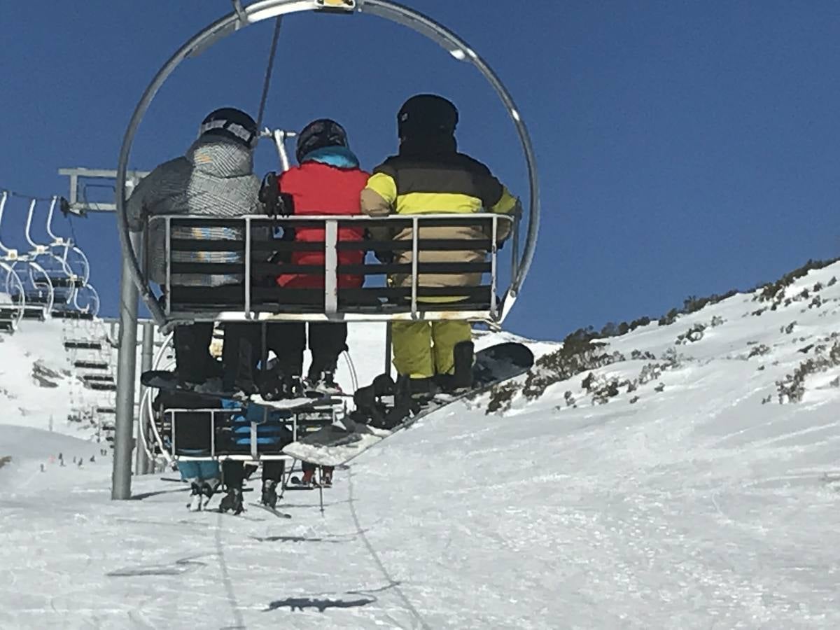 Este domingo han cumplido las expectativas. Alto Campoo vuelve a colgar el cartel de aforo completo