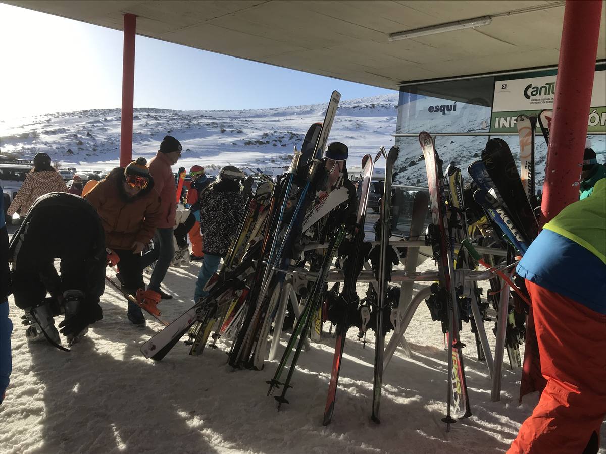 Este domingo ha cumplido las expectativas. Alto Campoo vuelve a colgar el cartel de aforo completo