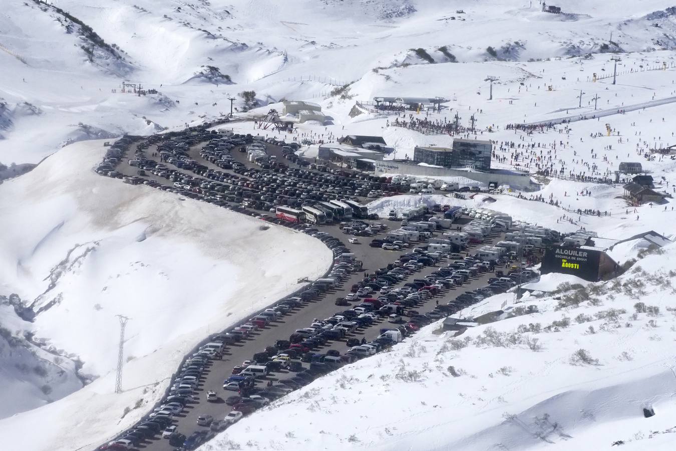 Este domingo han cumplido las expectativas. Alto Campoo vuelve a colgar el cartel de aforo completo