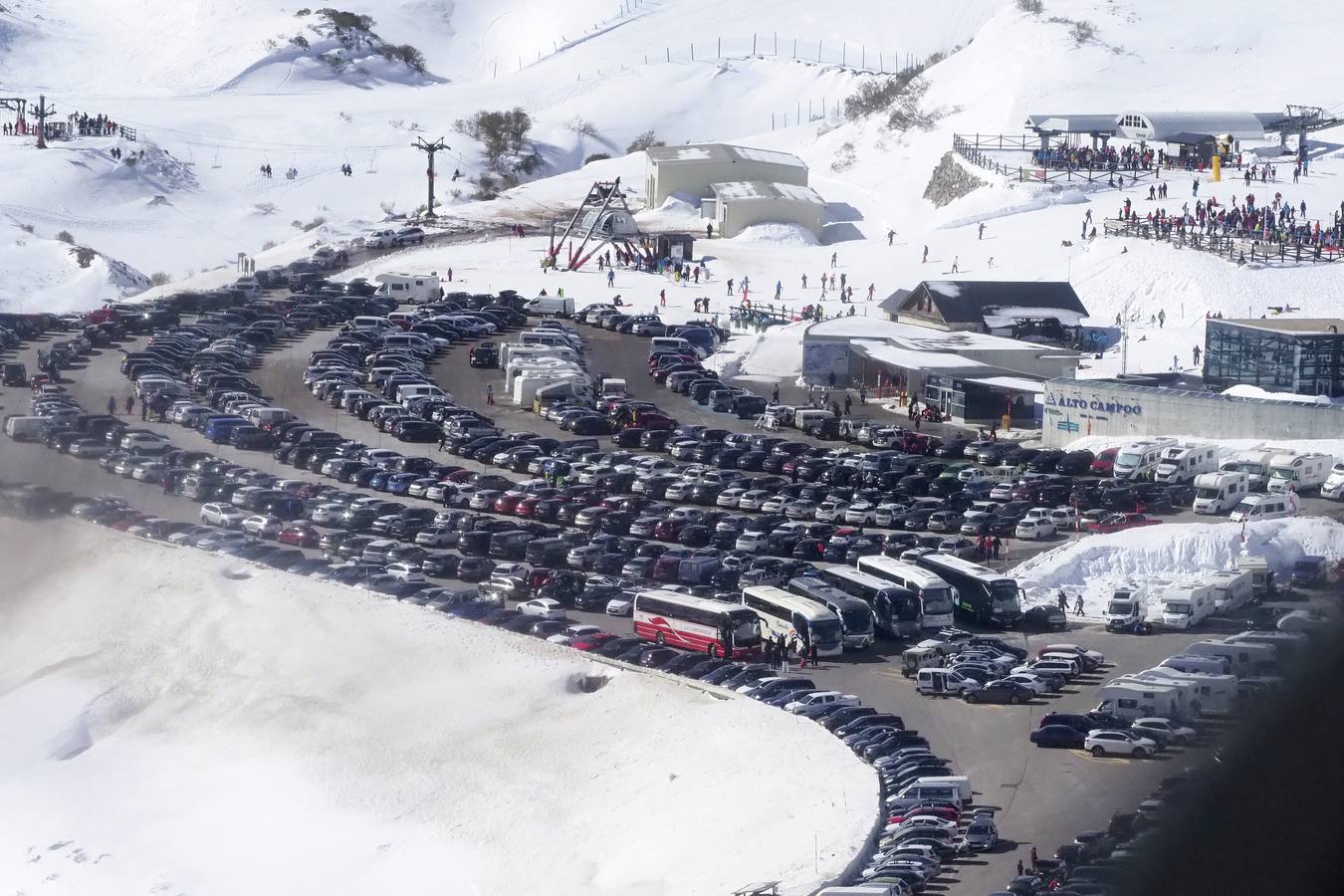 Este domingo han cumplido las expectativas. Alto Campoo vuelve a colgar el cartel de aforo completo