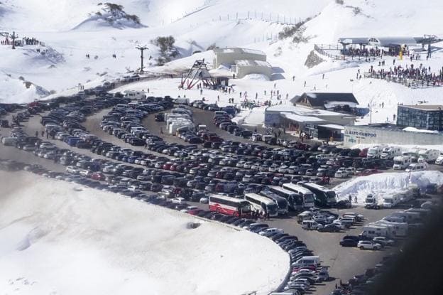 El aparcamiento más cercano a la estación invernal estaba lleno desde las ocho y media de la mañana.