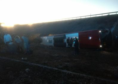 Imagen secundaria 1 - Los integrantes de la selección cántabra de lucha auxilian a los accidentados de un autobús en Lerma