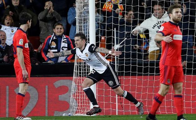 Santi Mina celebra uno de sus goles ante la Real Sociedad. 