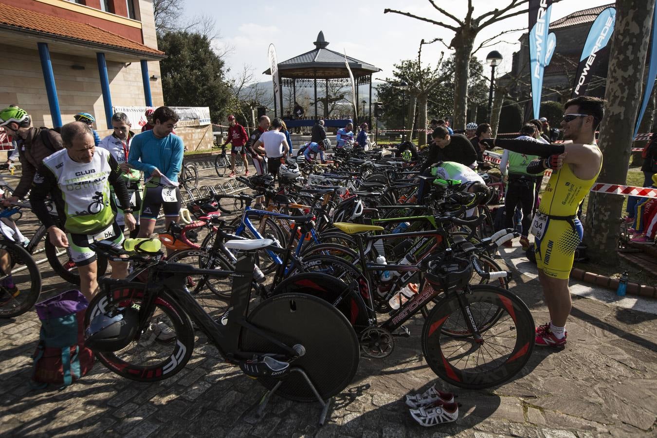 Fotos: El vasco Beñat Arnáiz y la asturiana Lucía Vergara ganan el Duatlón de Galizano