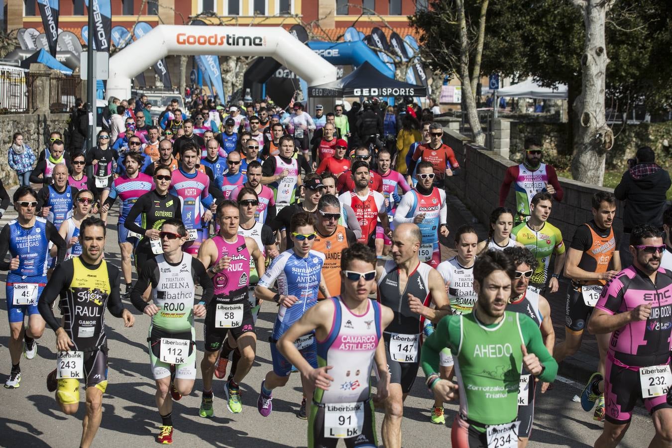 Fotos: El vasco Beñat Arnáiz y la asturiana Lucía Vergara ganan el Duatlón de Galizano