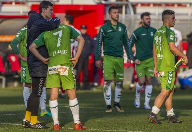  Raúl Domínguez consuela a Héber tras la derrota del pasado sábado en Lezama, ante el Athletic B. 