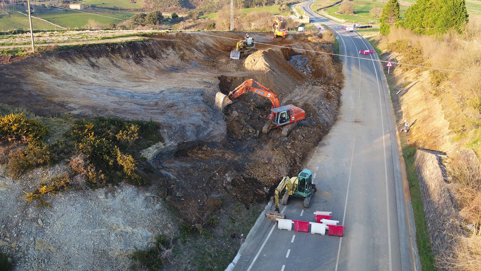 Desde el pasado miércoles, momento en que se produjo un gran corrimiento de tierras en la CA-137, permanece cerrada al tráfico la carretera CA-137, entre el cementerio de Santillana del Mar y la entrada al pueblo de Arroyo, localidad que el año pasado quedó prácticamente aislado varios días como consecuencia de otro argayo.