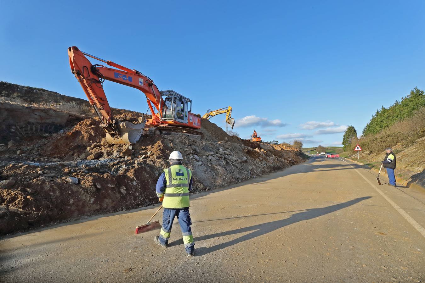 Desde el pasado miércoles, momento en que se produjo un gran corrimiento de tierras en la CA-137, permanece cerrada al tráfico la carretera CA-137, entre el cementerio de Santillana del Mar y la entrada al pueblo de Arroyo, localidad que el año pasado quedó prácticamente aislado varios días como consecuencia de otro argayo.