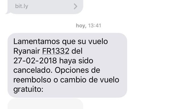 Mensaje de texto que han recibido los afectados por la cancelación del vuelo entre Madrid y Nápoles que iban a coger alguno de los afectados cántabros por la anulación ayer del vuelo -Santander-Roma.