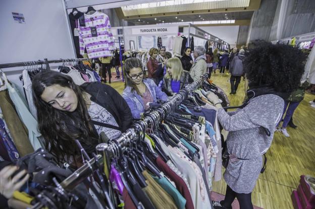 Un grupo de compradoras en una pasada edición de la Feria del Stock de Santander. 