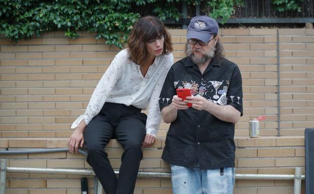 Santiago Segura junto a Maribel Verdú en un momento del rodaje de 'Sin rodeos' (2018).