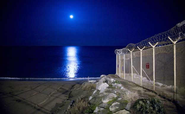 Valla en la playa del Tarajal, frontera con Marruecos, en Ceuta.