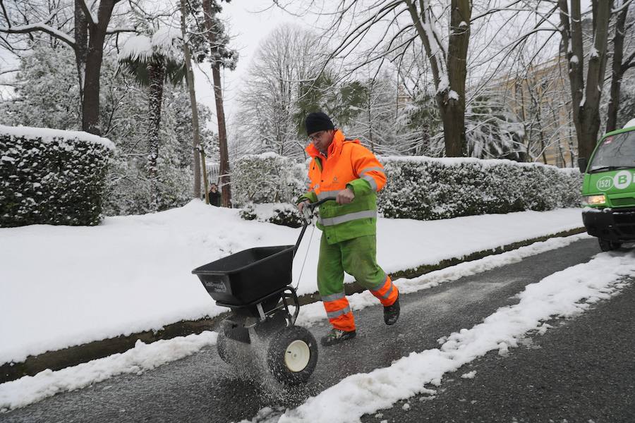 San Sebastian, Bilbao, Pamplona, Santander, Zaragoza y numerosas provincias del norte de españa sorprendidas por el temporal de nieve.