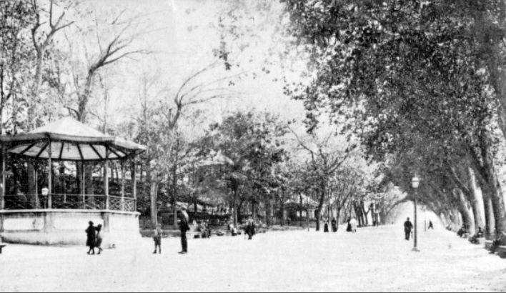 La Alameda de Oviedo, cubierta por un manto blanco.