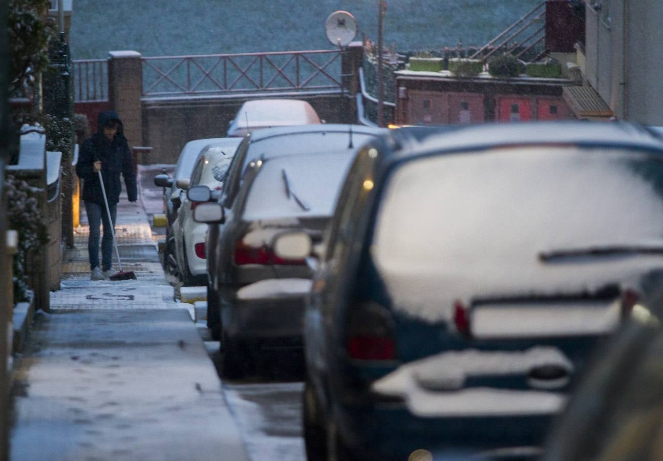 Fotos: A clase y a trabajar bajo la nieve