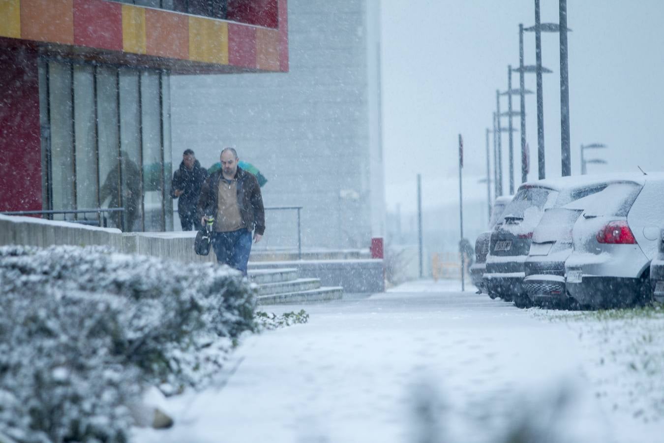 Fotos: A clase y a trabajar bajo la nieve