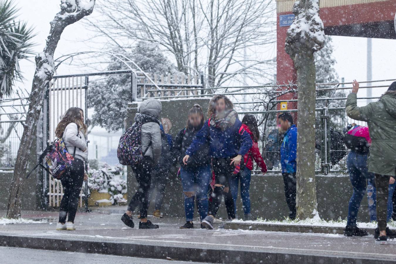 Fotos: A clase y a trabajar bajo la nieve