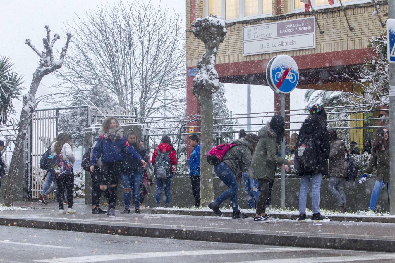 Fotos: A clase y a trabajar bajo la nieve