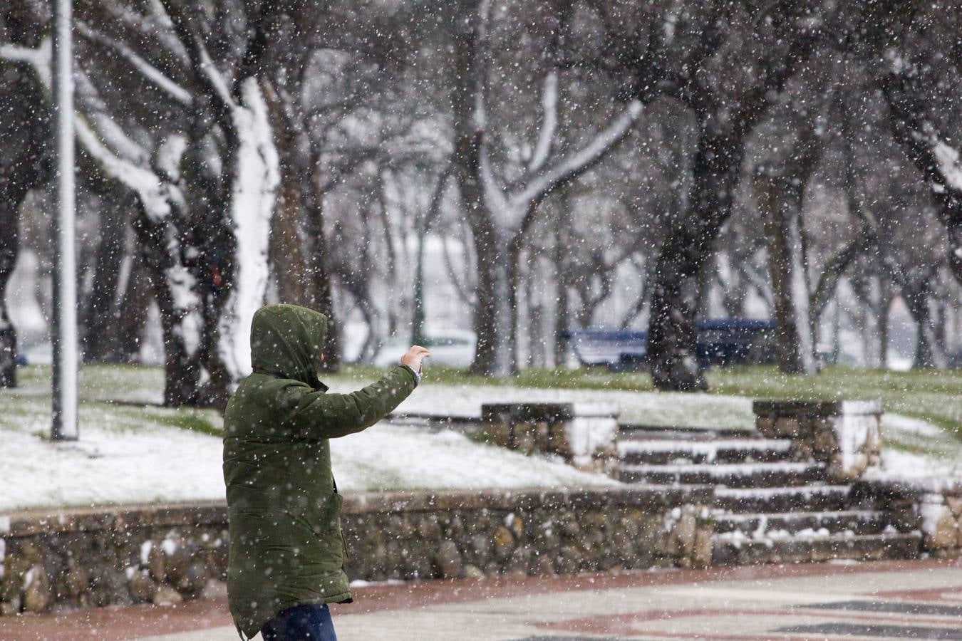 Fotos: A clase y a trabajar bajo la nieve