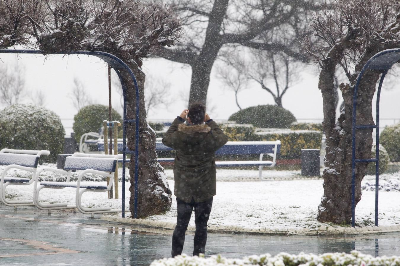 Fotos: A clase y a trabajar bajo la nieve