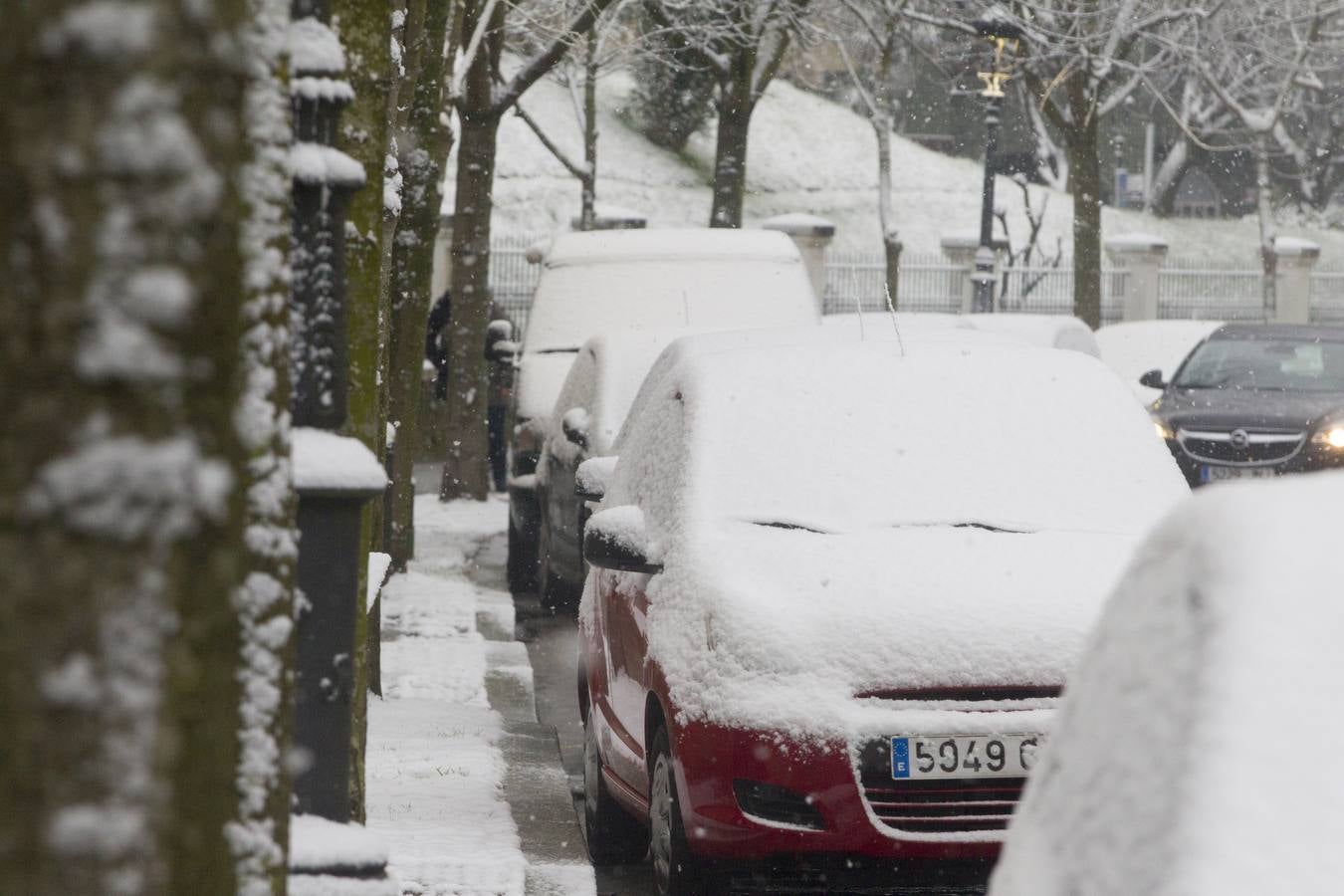 Fotos: A clase y a trabajar bajo la nieve