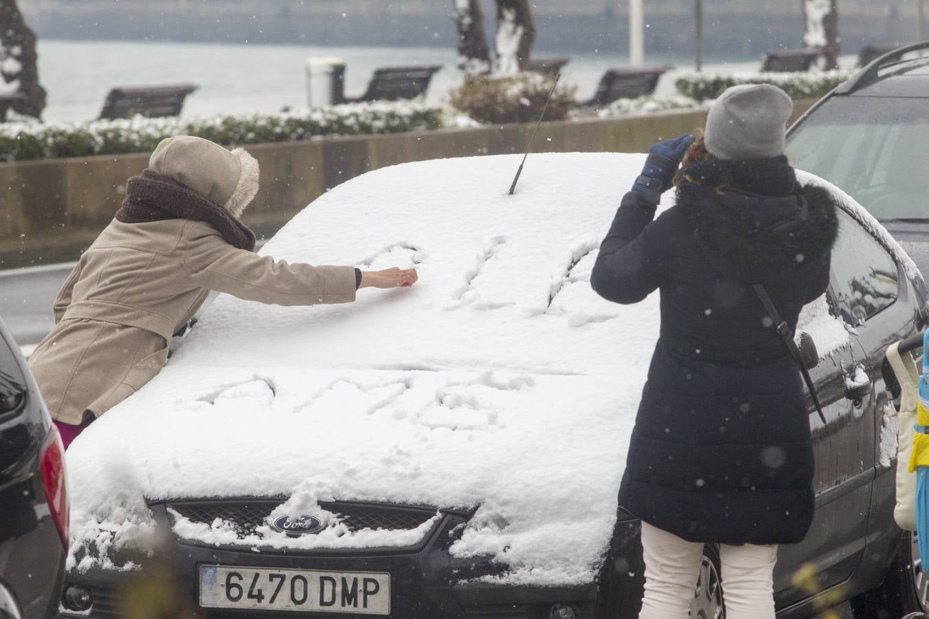 Fotos: A clase y a trabajar bajo la nieve