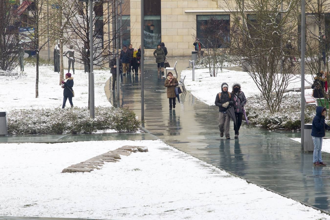 Fotos: A clase y a trabajar bajo la nieve