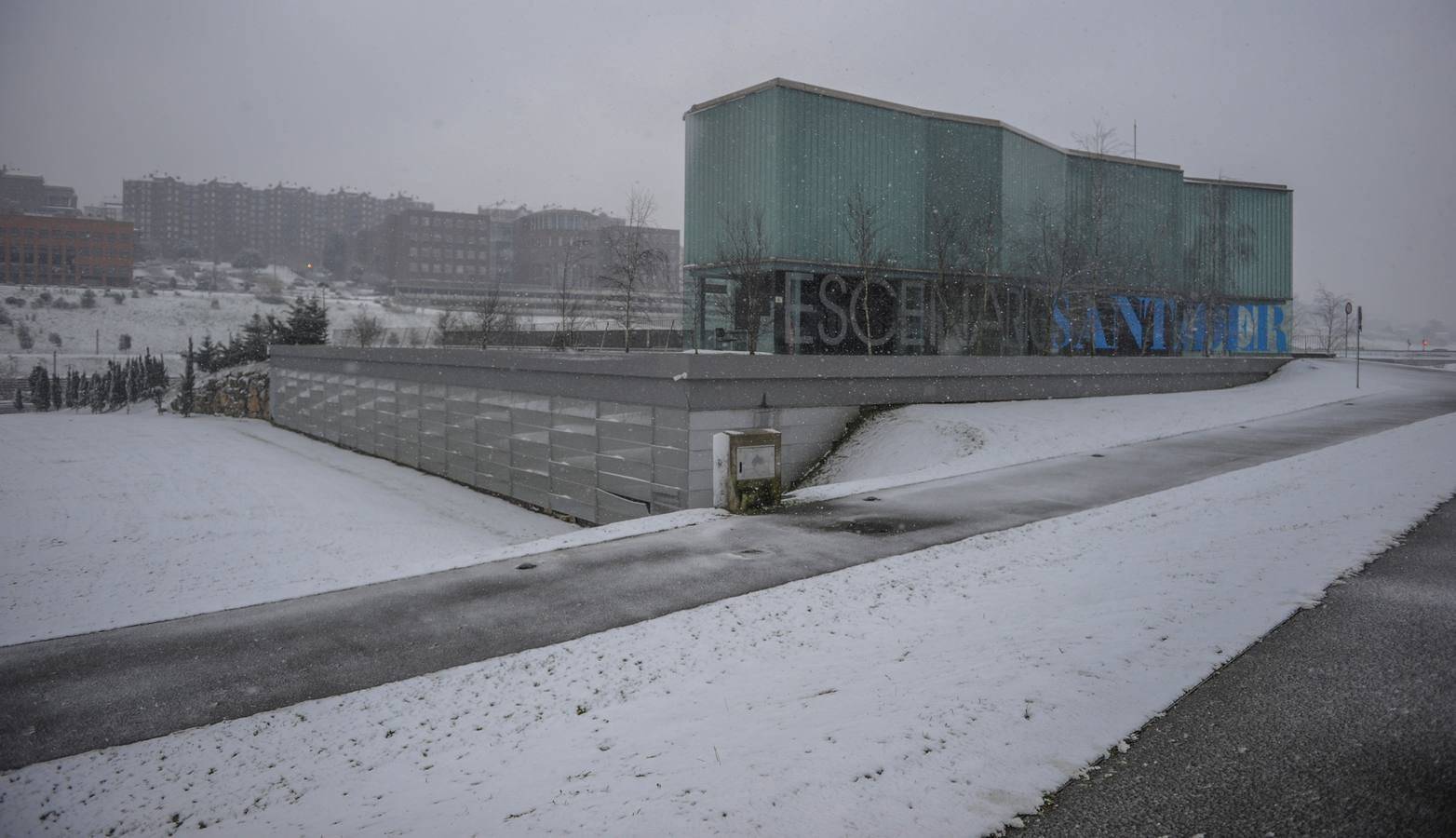 Fotos: A clase y a trabajar bajo la nieve