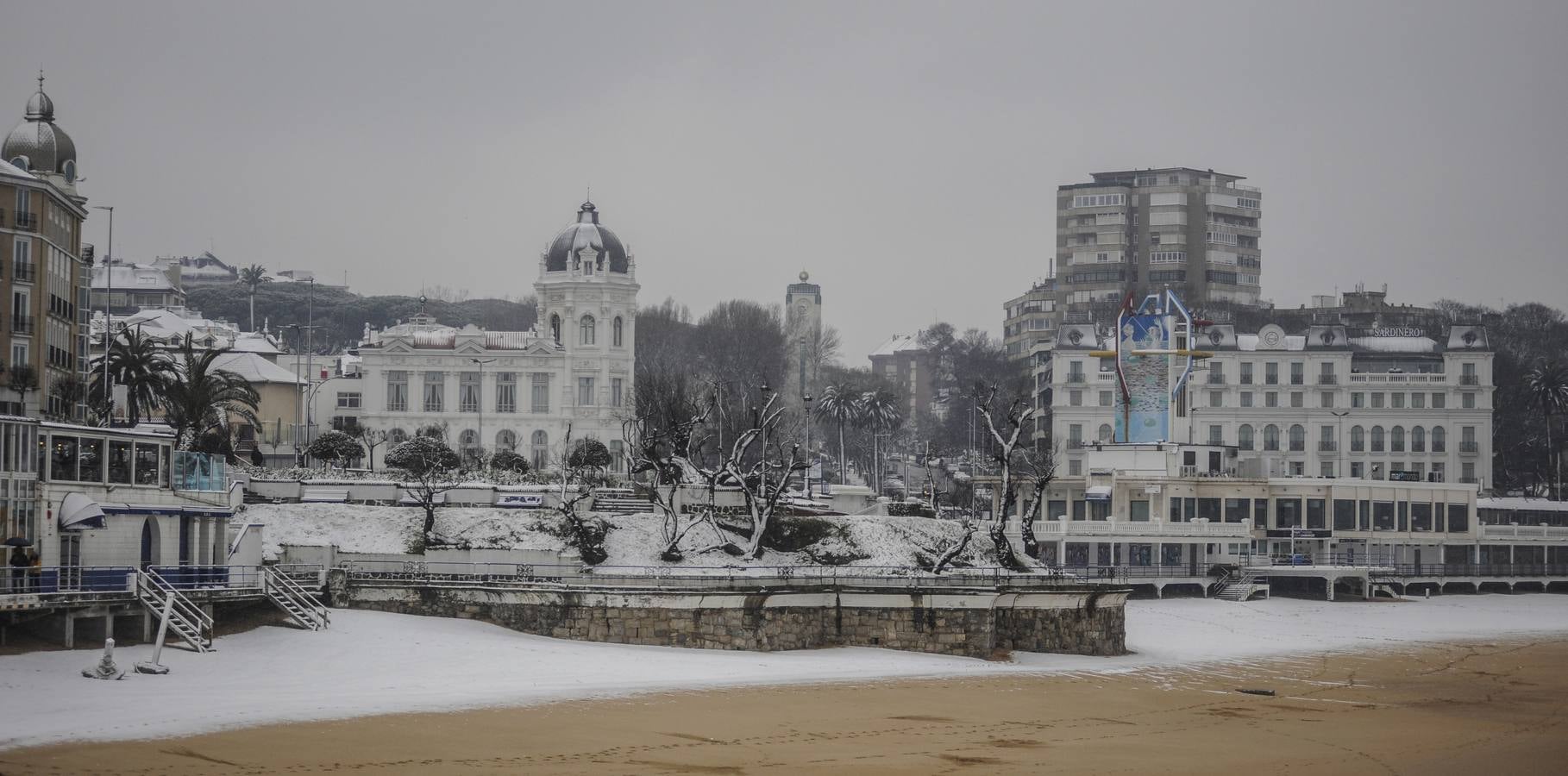 Fotos: A clase y a trabajar bajo la nieve