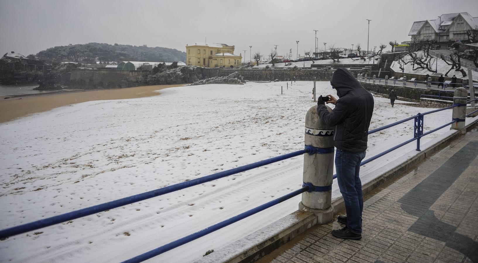 Fotos: A clase y a trabajar bajo la nieve