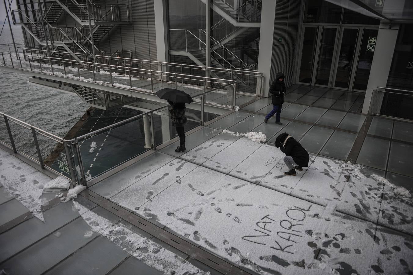 Fotos: A clase y a trabajar bajo la nieve