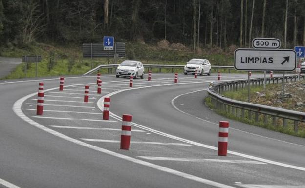 Carreteras también ha colocado bolardos en la mediana del cruce de Limpias 