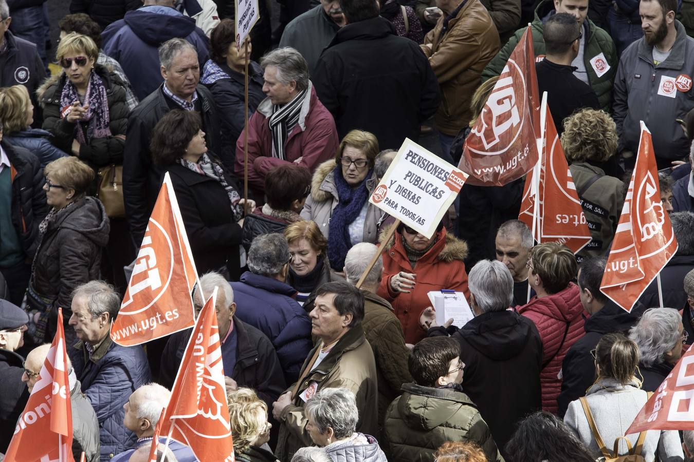 Más de un millar de cántabros ha salido esta mañana a las calles de Santander para denunciar la subida del 0,25% de las pensiones por parte del ejecutivo de Mariano Rajoy. Una protesta que hoy se ha repetido en todas las capitales del país.