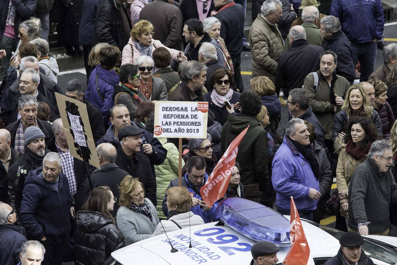 Más de un millar de cántabros ha salido esta mañana a las calles de Santander para denunciar la subida del 0,25% de las pensiones por parte del ejecutivo de Mariano Rajoy. Una protesta que hoy se ha repetido en todas las capitales del país.