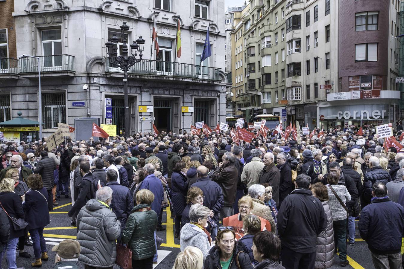 Más de un millar de cántabros ha salido esta mañana a las calles de Santander para denunciar la subida del 0,25% de las pensiones por parte del ejecutivo de Mariano Rajoy. Una protesta que hoy se ha repetido en todas las capitales del país.