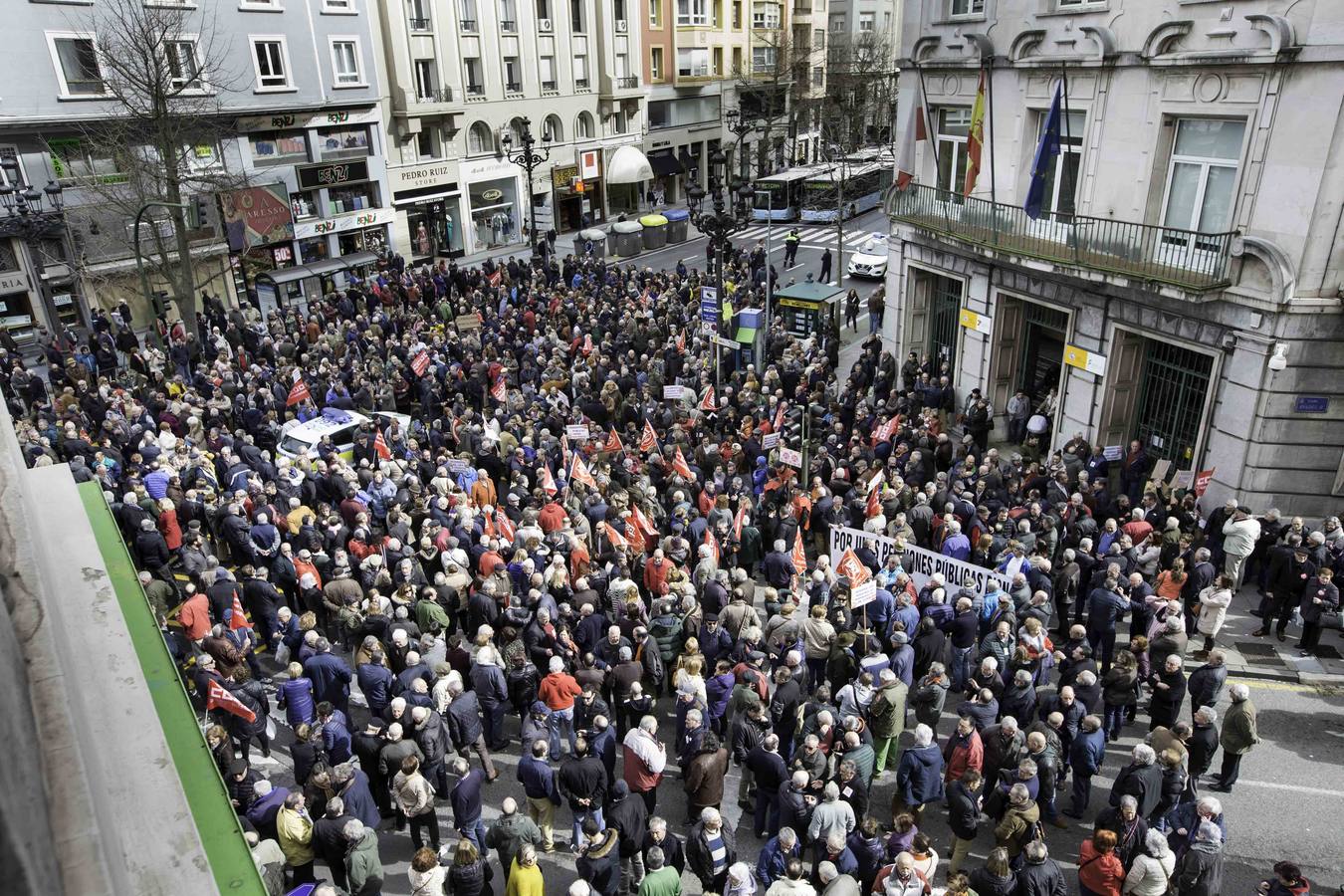 Más de un millar de cántabros ha salido esta mañana a las calles de Santander para denunciar la subida del 0,25% de las pensiones por parte del ejecutivo de Mariano Rajoy. Una protesta que hoy se ha repetido en todas las capitales del país.