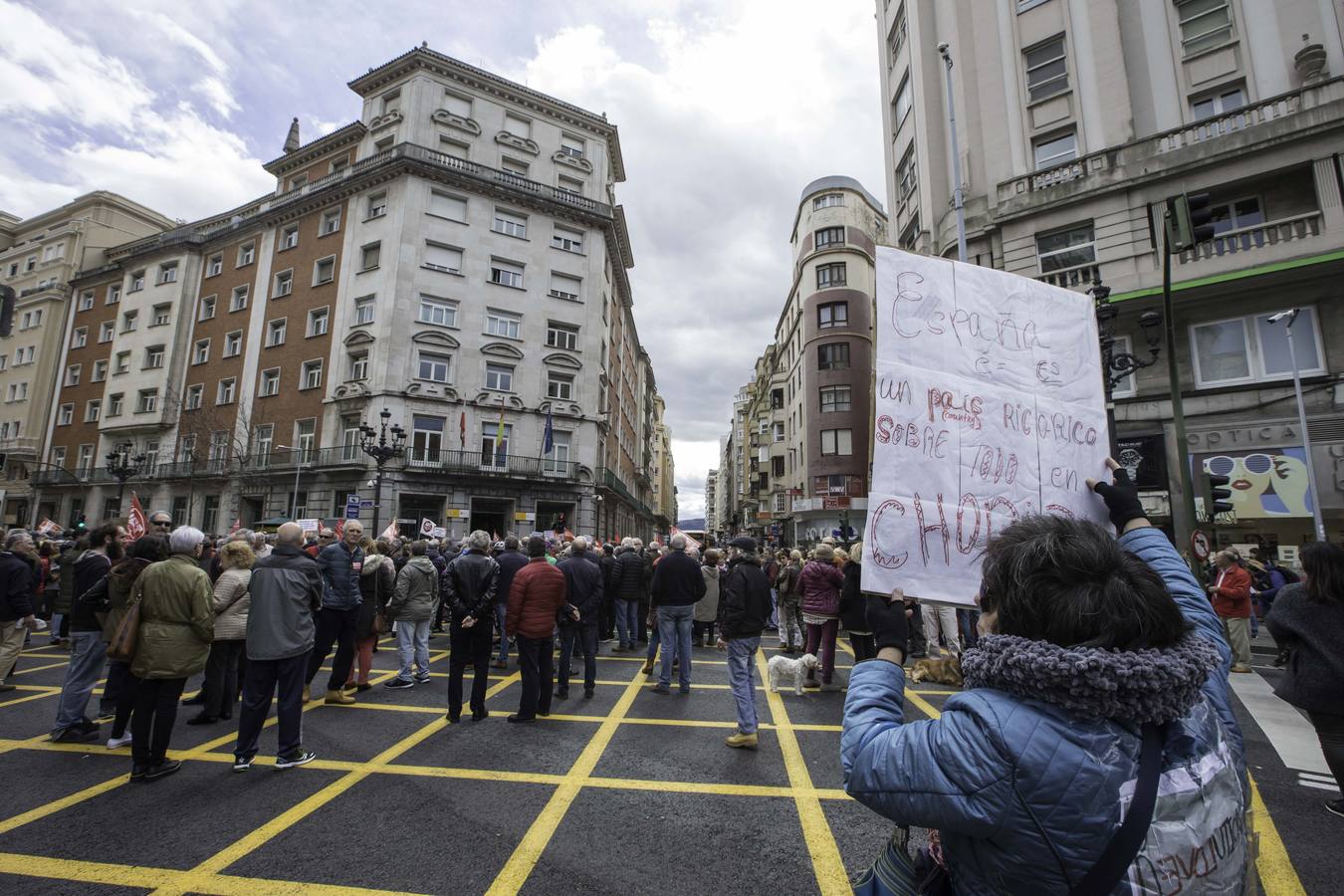 Más de un millar de cántabros ha salido esta mañana a las calles de Santander para denunciar la subida del 0,25% de las pensiones por parte del ejecutivo de Mariano Rajoy. Una protesta que hoy se ha repetido en todas las capitales del país.