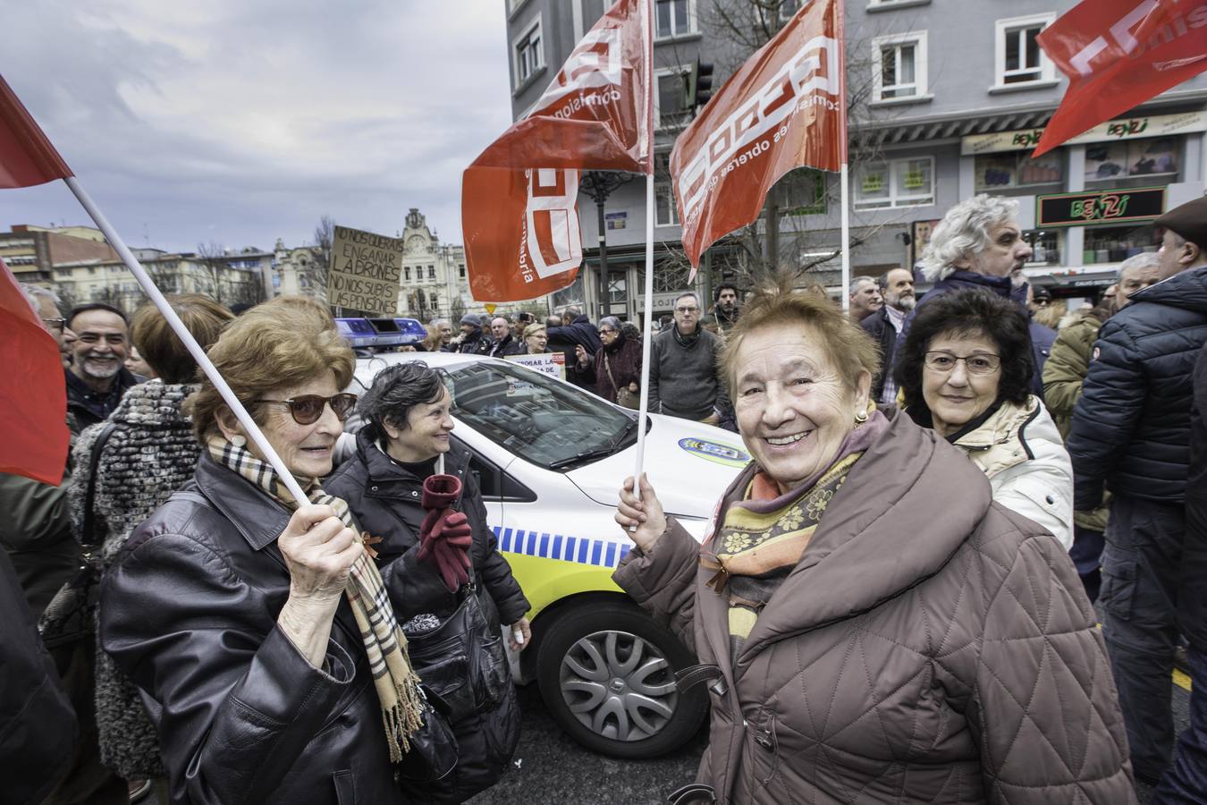 Más de un millar de cántabros ha salido esta mañana a las calles de Santander para denunciar la subida del 0,25% de las pensiones por parte del ejecutivo de Mariano Rajoy. Una protesta que hoy se ha repetido en todas las capitales del país.