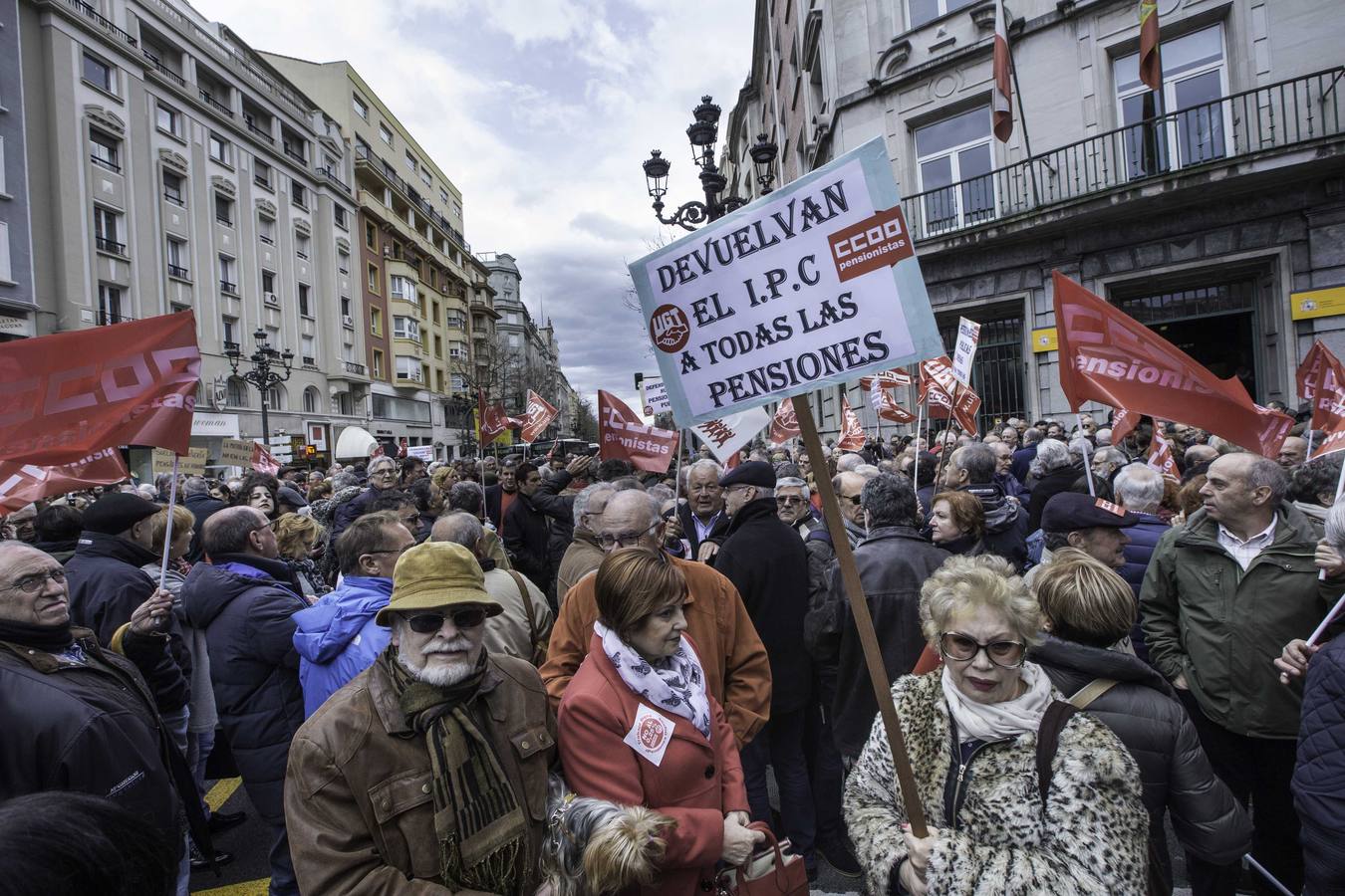 Más de un millar de cántabros ha salido esta mañana a las calles de Santander para denunciar la subida del 0,25% de las pensiones por parte del ejecutivo de Mariano Rajoy. Una protesta que hoy se ha repetido en todas las capitales del país.