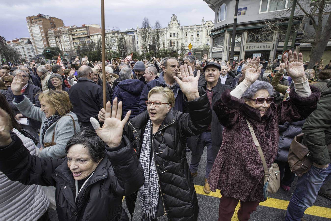 Más de un millar de cántabros ha salido esta mañana a las calles de Santander para denunciar la subida del 0,25% de las pensiones por parte del ejecutivo de Mariano Rajoy. Una protesta que hoy se ha repetido en todas las capitales del país.