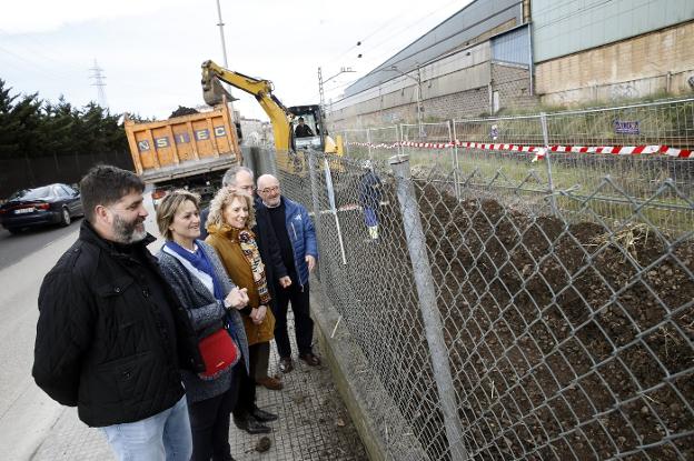 La vicepresidenta regional, Eva Díaz Tezanos, visitó las obras del nuevo carril bici con los responsables municipales.