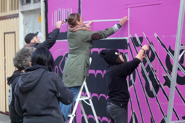 Los alumnos del taller Mural Modular intervenieron una pared de Escena Miriñaque. 