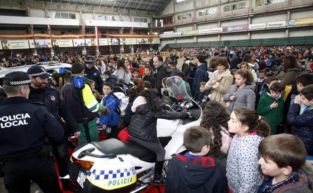 Imagen. Los niños han podido ver de cerca los medios con los que cuenta la Policía.