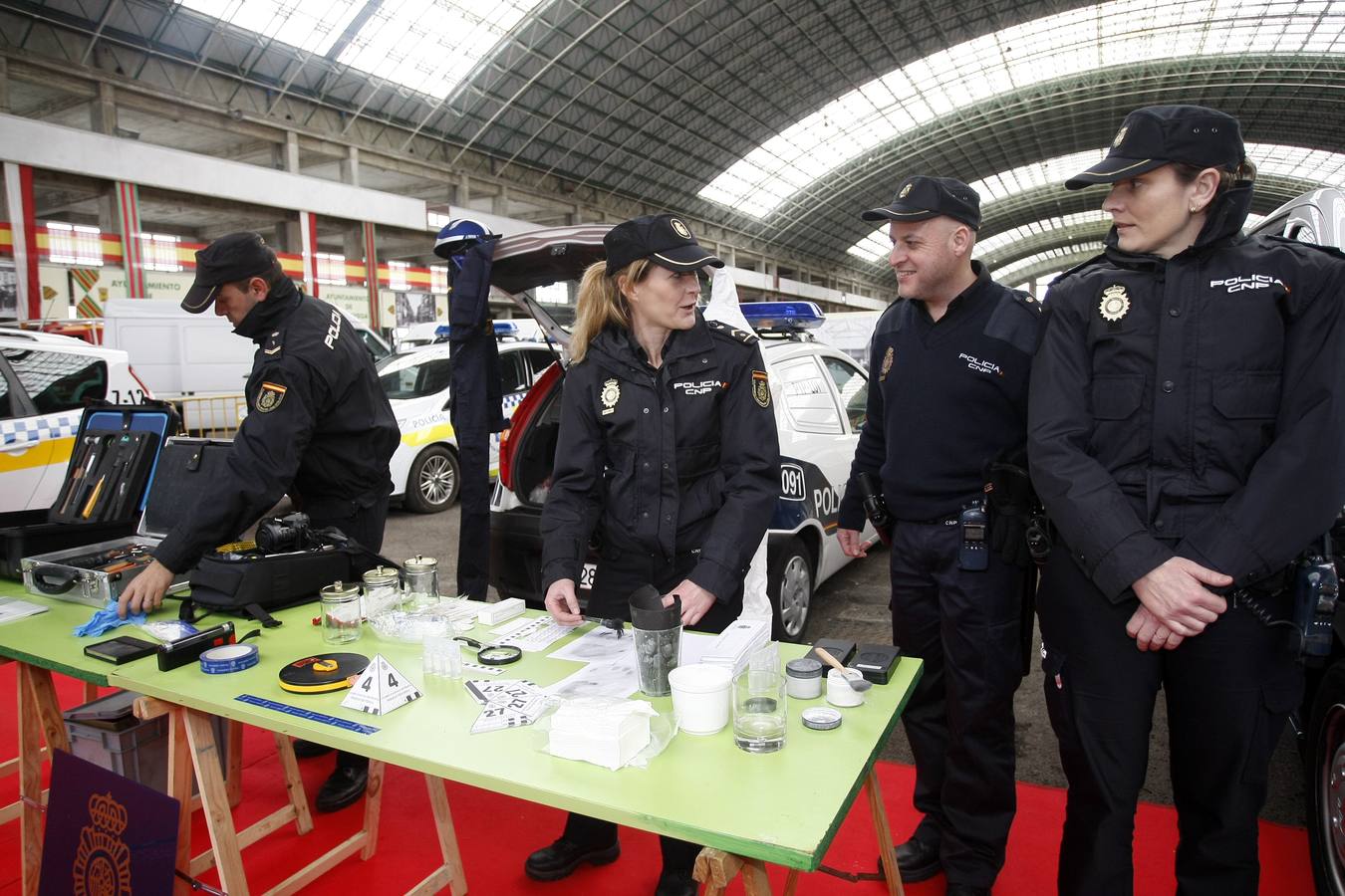 1.200 niños han acudido a una exhibición en el Mercado Nacional de Ganados de Torrelavega para ver cómo trabajan los policías