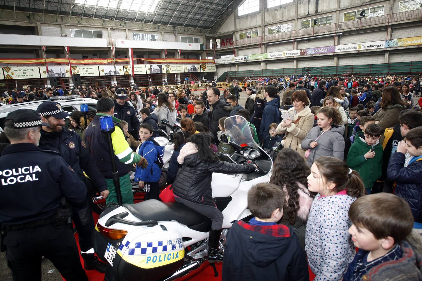 1.200 niños han acudido a una exhibición en el Mercado Nacional de Ganados de Torrelavega para ver cómo trabajan los policías