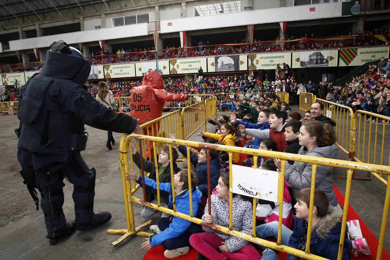 1.200 niños han acudido a una exhibición en el Mercado Nacional de Ganados de Torrelavega para ver cómo trabajan los policías