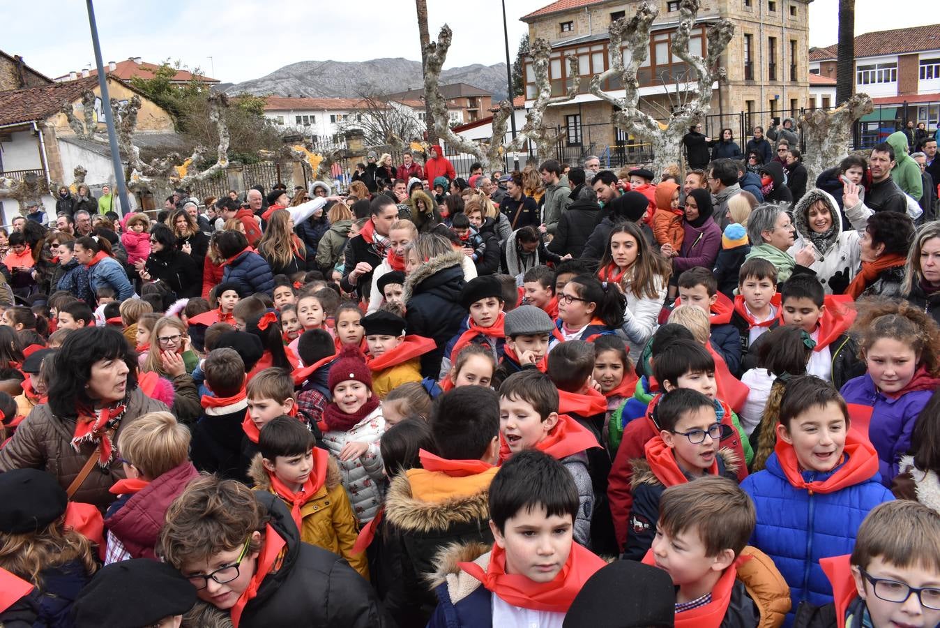 Fotos: Más de un millar de niños cantan las marzas en Los Corrales