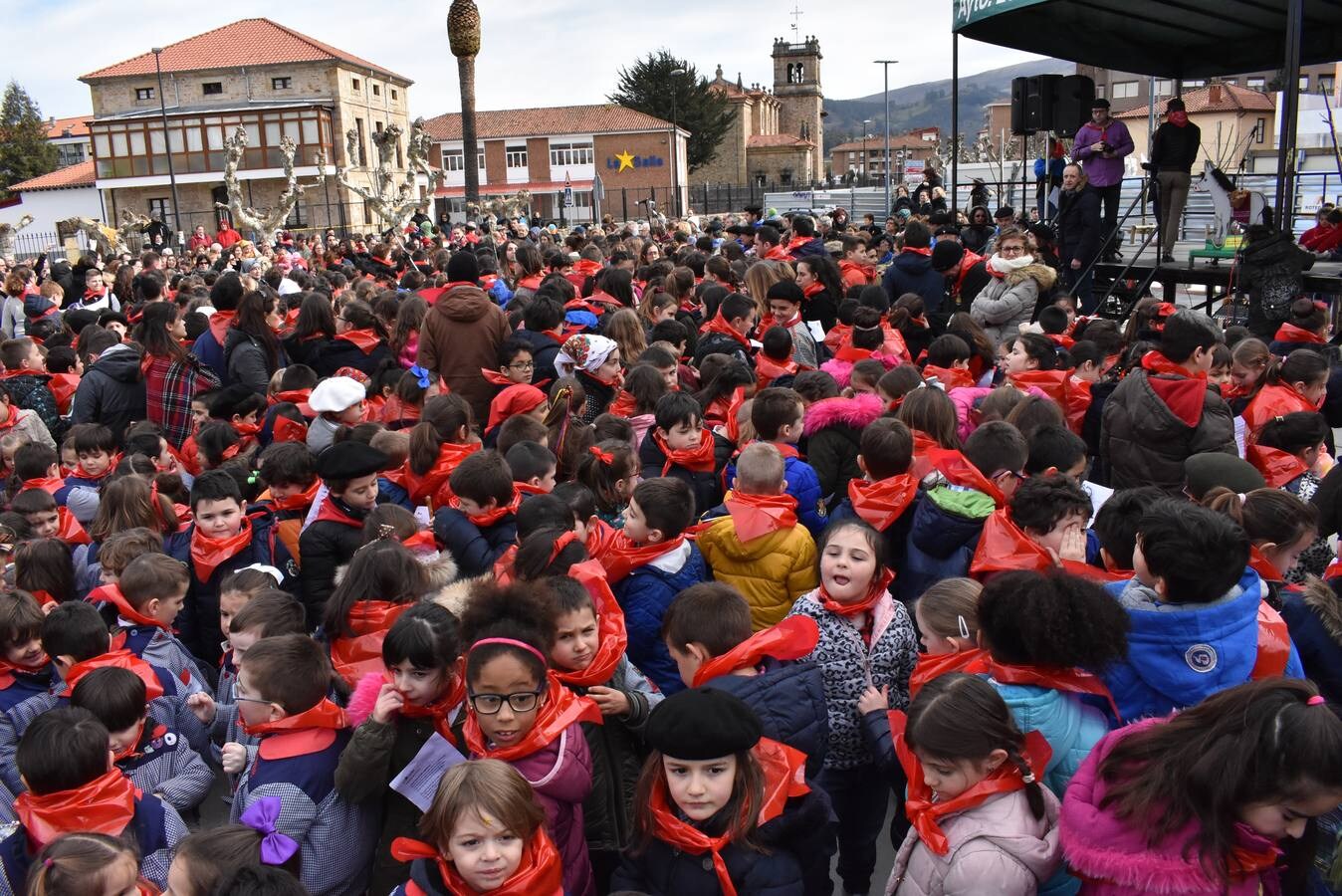 Fotos: Más de un millar de niños cantan las marzas en Los Corrales